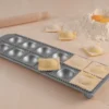 Alice Delice Ustensiles Spécifiques|Pâtes Fraîches Maison^Plaque à 12 raviolis avec rouleau en bois - Alice Délice