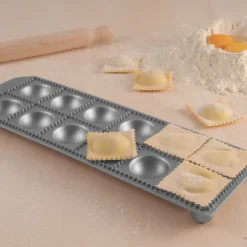Alice Delice Ustensiles Spécifiques|Pâtes Fraîches Maison^Plaque à 12 raviolis avec rouleau en bois - Alice Délice