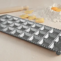 Alice Delice Ustensiles Spécifiques|Pâtes Fraîches Maison^Plaque à 24 raviolis avec rouleau en bois - Alice Délice