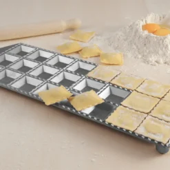 Alice Delice Ustensiles Spécifiques|Pâtes Fraîches Maison^Plaque à 24 raviolis avec rouleau en bois - Alice Délice