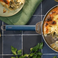 Cookut Cuisson Sur Plaque|Sauteuses^Sauteuse inox La Merveilleuse 28 cm myrtille + livre offert